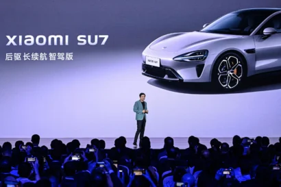 中国のエレクトロニクス企業Xiaomiの会長兼CEOであるLei Junは、2024年3月28日に北京で開催されたローンチイベントで、新しい電気自動車Xiaomi SU7モデルを発表しました。中国は世界最大の電気自動車市場です。AFP - マイケル・チャン