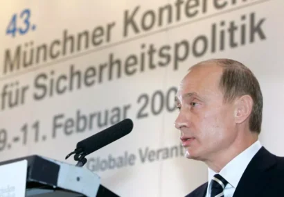 ロシアのウラジーミル・プーチン大統領は、2007年のミュンヘン安全保障会議での演説で、ロシアが西側からの距離をマークした瞬間。© ドミトリー・アスタホフ / プール / AFP