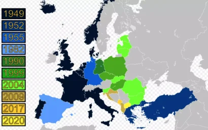 1952年の創設以来、ヨーロッパにおけるNATOの拡大を示す地図。緑、オレンジ、黄色の国々は、1989年にベルリンの壁が崩壊する前にソビエトの勢力圏にあった。青い国はNATOの元のメンバーです。© Patrickneil, CC BY-SA 3.0 via Wikimedia Commons 