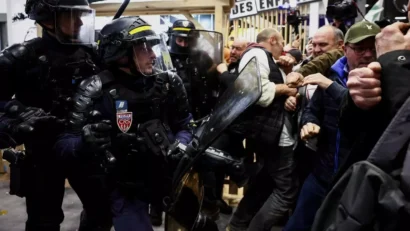 CRSは、デモ参加者の発効に直面して、2月24日土曜日にパリでマクロン大統領による農業ショーの開幕前に介入しなければならなかった。ロイター - ステファニー・レコック