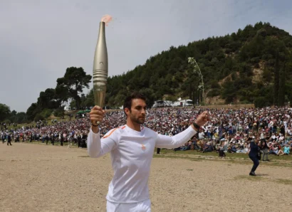 最初のトーチベアラーギリシャの漕ぎ手ステファノス・ントウスコスは、パリ2024オリンピックの炎点灯式の後、トーチリレーの開始中にタッチを運びます。ロイター/ルイーザ・グーリアマキ ロイター - ルイーザ・グーリアマキ