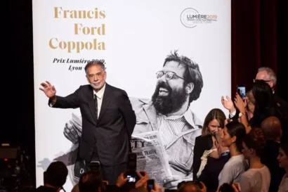 米国の映画監督フランシス・フォード・コッポラは、2019年にリヨンで開催された第11回リュミエール映画祭に到着し、写真のためにポーズをとっています。AFP