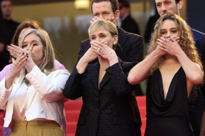 2024年5月15日、南フランスのカンヌで開催された第77回カンヌ映画祭で、映画「Moi Aussi」(Me Too)の上映会で、フランスの女優で脚本家のジュディス・ゴドレシュ(C)と娘の女優テス・バルテルミー(R)。AFP - ヴァレリー・ハッシュ