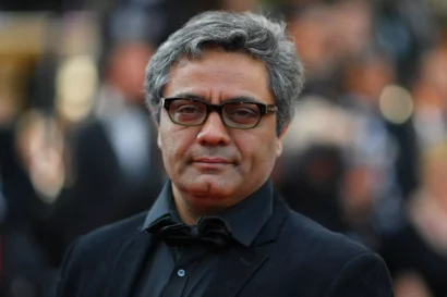 イランの監督モハマド・ラスロフは、カンヌで開催された2017年の「ある視点」賞式に到着するとポーズをとっている。AFP - ロイック・ヴェナンス