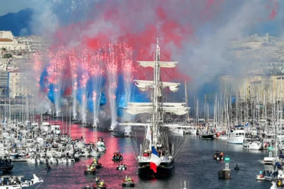 19世紀のベレン帆船がマルセイユの旧港にオリンピックの炎を運ぶと花火が鳴る©Sylvain THOMAS / AFP