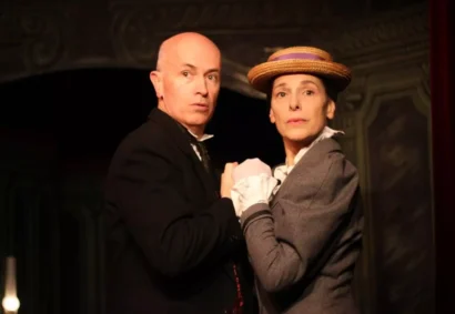 舞台の配偶者ヴァレリー・ジャンネと一緒にマーティン氏役のディディエ・バイリー © Theatre de la Huchette