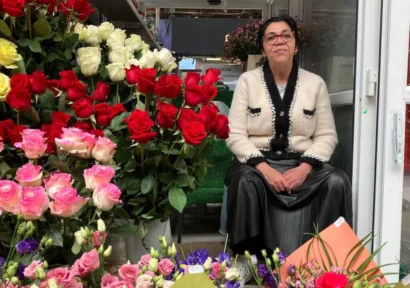 ルーマニアのブカレスト駅で唯一唯一の花屋を経営しているロマのエレナ。© Stéfanie Schuler/RFI