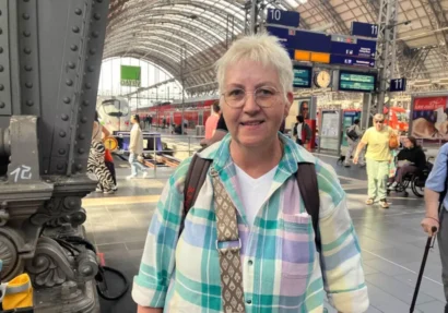 フランクフルト駅のドイツ人退職者アイリスは、方向性を失っている。© Stéfanie Schuler/RFI