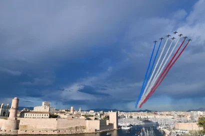 フランス空軍のディスプレイチームは、オリンピックの炎が到着すると、マルセイユの旧港の上にフランス国旗の色をスプレーします© Sylvain THOMAS / AFP