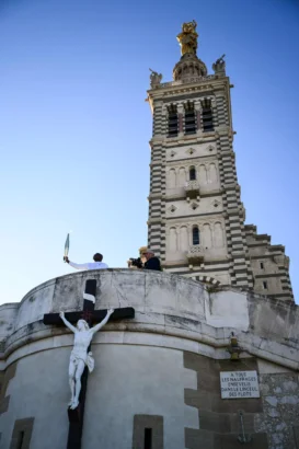 オリンピックの聖火は、フランスを横断する78日間の旅に出発します