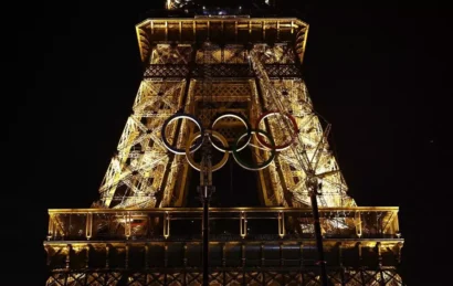 2024年6月7日、パリのエッフェル塔に設置されているオリンピックリング。AFP - SAMEER AL-DOUMY