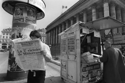 パリの男性は、ミッテランの社会党がスナップ議会投票の第2ラウンドに勝った翌日の1981年6月22日に「ミッテランの2度目の勝利」という見出しで新聞を読んだ。© AFP - ドミニク・ファジェ