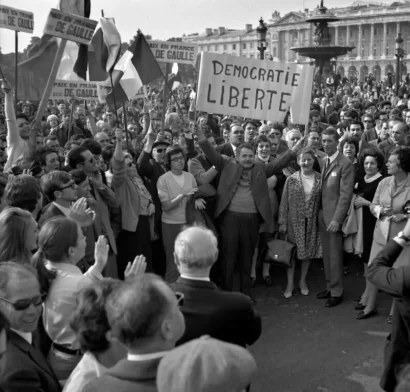 1968年5月30日、パリのシャンゼリゼ通りのシャルル・ド・ゴール大統領の支持者、大統領が議会を解散し、急な選挙を招集した日。© UPI / AFP