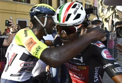 Biniam Girmayは、2022年のGiro d'Italiaで仲間のエリトリアのサイクリストNatnael Tesfatsionを抱きしめます。© AFP - ファビオ・フェラーリ