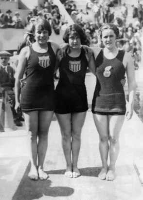 左から：1924年7月15日のパリオリンピックでの米国の水泳選手マーサ・ノレリウス、ヘレン・ウェインライト、ガートルード・エデルル。© AFP