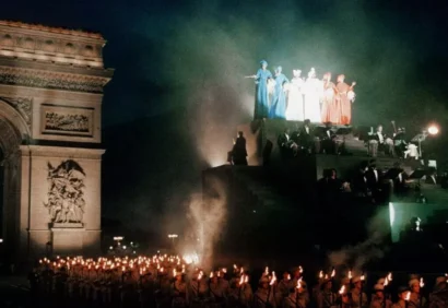 セネガルのドゥドゥ・ンダイエの移動式階段は、フランス革命200周年を祝うために、1989年7月14日にパリのシャンゼリゼ通りを下ります。AFP - ドミニク・ファジェ