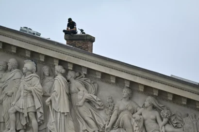 スナイパーは屋上に配置されていた © Andrej ISAKOVIC / AFP