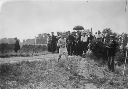 パーボ・ヌルミは1924年のパリオリンピックでクロスカントリーを走り、5つの金メダルのうちの1つを与えたレースです。© Agence Rol via Gallica Digital Library / Bibliothèque Nationale de France