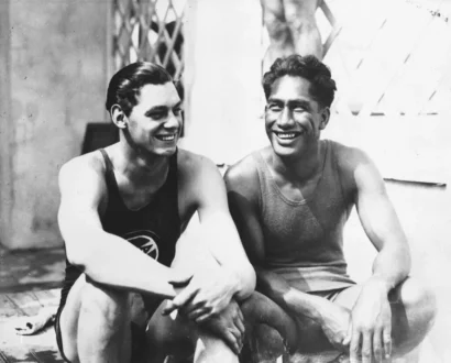 1924年のパリオリンピックで、チームメイトのデューク・カハナモクと米国水泳チャンピオンのジョニー・ワイスミュラー(左)。© AP