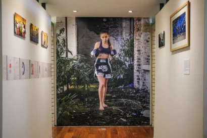 ルーベのラ・ピシーヌ博物館のブースの1つで、12歳のボクサーのシャイナ・モニエの肖像画。© Anouk Desury/Musée de la Piscine