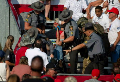キャンペーンイベントで共和党候補のドナルド・トランプに銃が発砲された後の混乱と怪我 © Rebecca DROKE / AFP