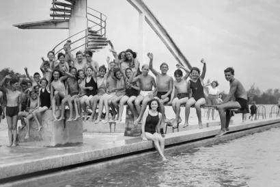 1945年8月、パリ郊外のヴィルヌ=シュル=セーヌの恵まれない家族のためのサマーキャンプの子供たち。© AFP