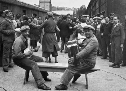 労働者は、ゼネラルストライキの初期の1936年5月5日にフランスの工場で音楽とダンスを演奏します。© AFP