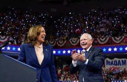 アメリカ副大統領で民主党大統領候補のカマラ・ハリスと新しく選ばれた副大統領候補であるミネソタ州知事のティム・ワルツは、2024年8月6日、米国ペンシルベニア州フィラデルフィアでの選挙集会で反応した。© エリザベス・フランツ / ロイター