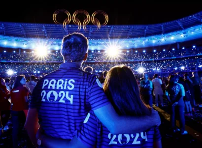 パリオリンピックのボランティアは、2024年8月11日にスタッド・ド・フランスで開催された大会の閉会式で、この光景を高く評価しています。ロイター - ゴンサロ・フエンテス