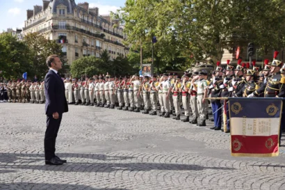 マクロン大統領は、2024年8月25日、フランスのパリのデンフェール・ロシュロー広場の隣にあるパリ解放を記念する式典に出席します。ロイター経由 - TERESA SUAREZ