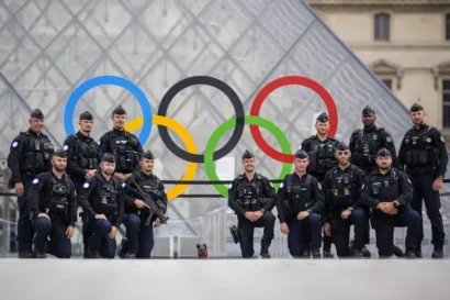 フランス警察は、2024年7月26日金曜日、2024年夏季オリンピックの開会式で、フランスのパリのルーブル美術館の外で集合写真のためにポーズをとった。AP - エブラヒム・ノルージ