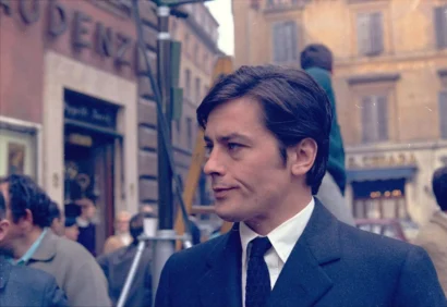 フランスの俳優アラン・ドロンは、1969年3月27日、ローマの中心部での撮影の休憩中に、新しい映画「シチリア人」のセットから少し散歩します。AP通信 - ジム・プリングル 