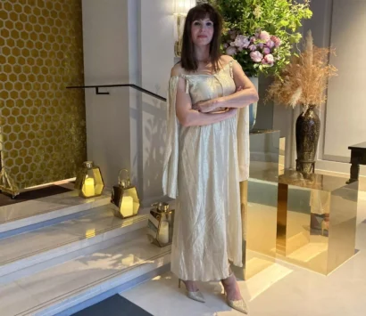 アン・フォークは、1918年のジェニーのデザインをモデルにした金色のラメのドレスを着ています。© Hird/RFI 