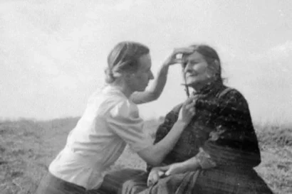 ロマの女性の頭蓋骨を測定する人種衛生と人口統計生物学研究ユニットのナチスの「人類学者」エヴァ・ジャスティン。ジャスティンの仕事の結果、多くのロマの子供たちがアウシュビッツにたどり着いた。© ドイツ連邦アーカイブ