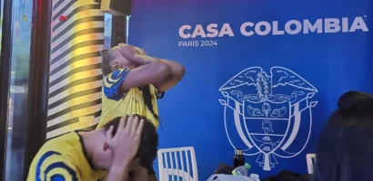 コロンビアのオリンピック重量挙げ選手ルイス・モスケラが4位にスライドすると、絶望はコロンビアのファンのミゲルとローラを襲った。© Zeenat Hansrod