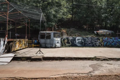 ヨーロッパ全土からの「ルーラード」を歓迎する協会La Mineの敷地内に。© François-Damien Bourgery / RFI