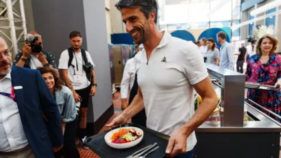 パリ2024のチーフ、トニー・エスタンゲは6月にオリンピックビレッジのレストランでサラダを試食します。© ディミター・ディルコフ / AFP 