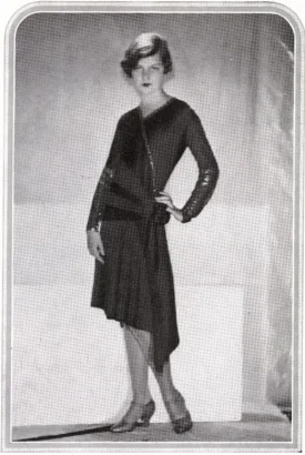 「ヴァージナーレ」として知られるジェニーの黒の非対称ドレスは、1928年にエレガンス大賞を受賞しました。© Les Patrons de la Grande Couture