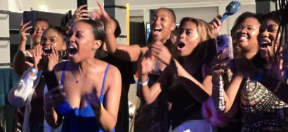 南アフリカのファンのためのエクラヤハウスで、彼女は歌手ブシーのライブパフォーマンス中にノンストップで踊り、歌った。 「彼女はソウェトでの私の子供時代を思い出させる」と彼女は言った。「当時は彼女の曲を楽しんだし、今でも楽しめる。スーパーマンは私の定番曲です。