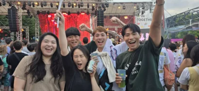 台湾のファンはパリ2024オリンピックで爆発している。(L-R) Wuting、Kevin、Jamie、Yu、Haoは台北出身です。© Zeenat Hansrod