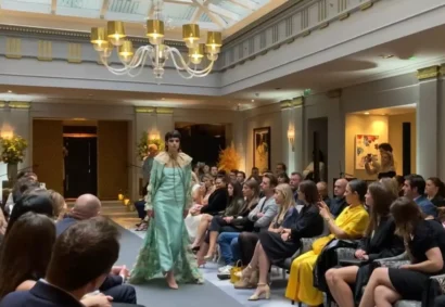 1920年代のジェニーの「フォックストロット」ドレスは、La Suite Jenny Sacerdoteによって再訪され、2024年6月18日にフランスメイド・トゥ・コチュール連盟が主催するパリのファッションショーで展示されました。© Hird/RFI