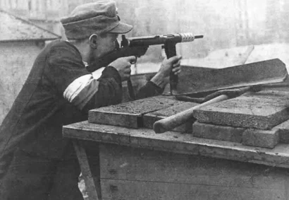 1944年8月の蜂起中にワルシャワのポヴィシレ地区のバリケードを守るBłyskawicaサブマシンガンで武装したホーム陸軍兵士。© ウィキメディア・コモンズ