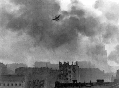 1944年8月のワルシャワ蜂起中にワルシャワの旧市街を爆撃するドイツのストゥーカJu-87。© ウィキメディア・コモンズ
