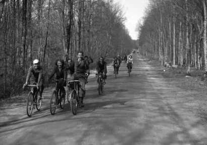 若者は1930年代にフランスの田舎で自転車に乗る。© AFP