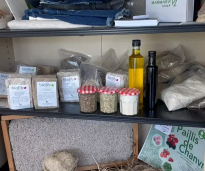 デニムから食料品、建築材料まで、麻には多くの用途があります。© RFI/Hird