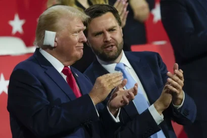 共和党大統領候補のドナルド・トランプ前大統領が共和党副大統領候補の上院議員と話す。オハイオ州民主党ヴァンス、2024年7月15日月曜日、ミルウォーキーで開催された共和党全国大会中。© Charles Rex Arbogast / АР