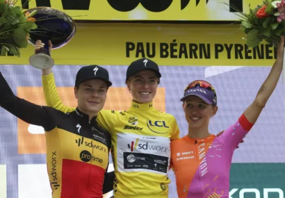 Demi Vollering（中央）は、2位のLotte Kopecky（左）と3位のKatarzyna Niewiadoma（右）で2023年女子ツール・ド・フランスサイクリングレースで優勝したことを祝います。AP