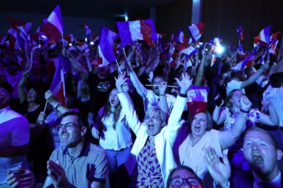  マリン・ルペンの支持者は、彼女が2024年初頭の立法選挙の第1ラウンドでヘナン・ボーモンの議席を獲得し、彼女の国民集会党がトップになった後、祝う。ロイター - イヴ・ハーマン