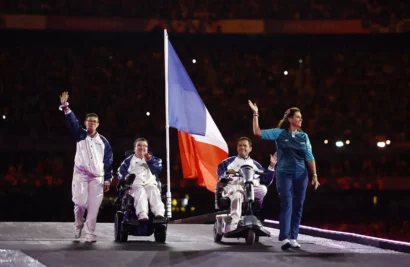 2024年9月8日、パリ2024パラリンピックの閉会式での旗手、フランスのオーレリー・オーベールとフランスのタンギー・ド・ラ・フォレスト、ロイター-ステファニー・レコック