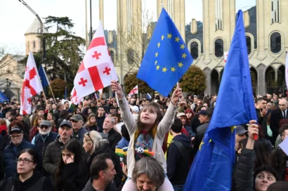 2024年4月9日、ジョージア人はトビリシの議会の外で国旗とEUの国旗を振っています。© ヴァノ・シュラモフ / AFP